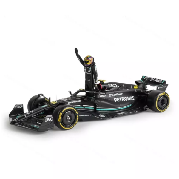 Bburago 1/24 F1 Model Car with Figure Mercedes-AMG Petronas 2023 W14 E-Performance #44 Lewis Hamilton 18-28037