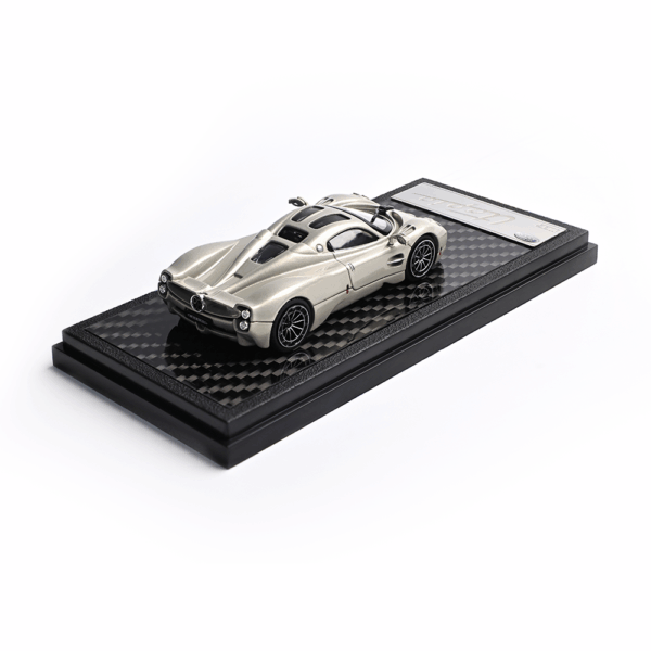 LCD 1/64 Pagani Utopia (Gold)