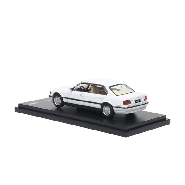 ARBOX 1/64 BMW 750iL (E38) - White ARBOX 1/64 BMW 750iL (E38) - White