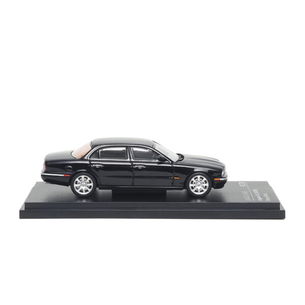 ARBOX 1/64 Jaguar XJ6 (X350) - Ebony Black ARBOX 1/64 Jaguar XJ6 (X350) - Ebony Black