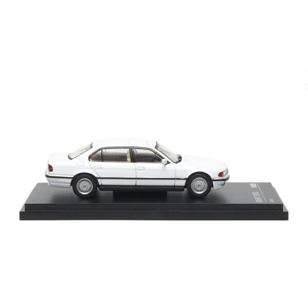 ARBOX 1/64 BMW 750iL (E38) - White ARBOX 1/64 BMW 750iL (E38) - White