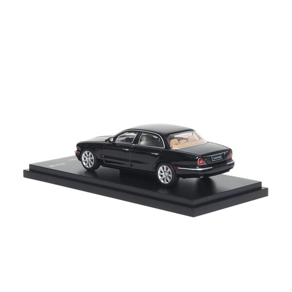 ARBOX 1/64 Jaguar XJ6 (X350) - Ebony Black ARBOX 1/64 Jaguar XJ6 (X350) - Ebony Black