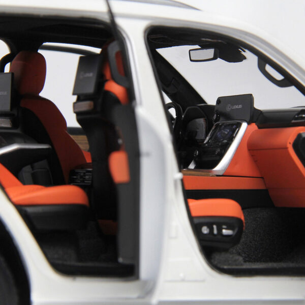 LCD 1-18 Lexus LX600 (White)