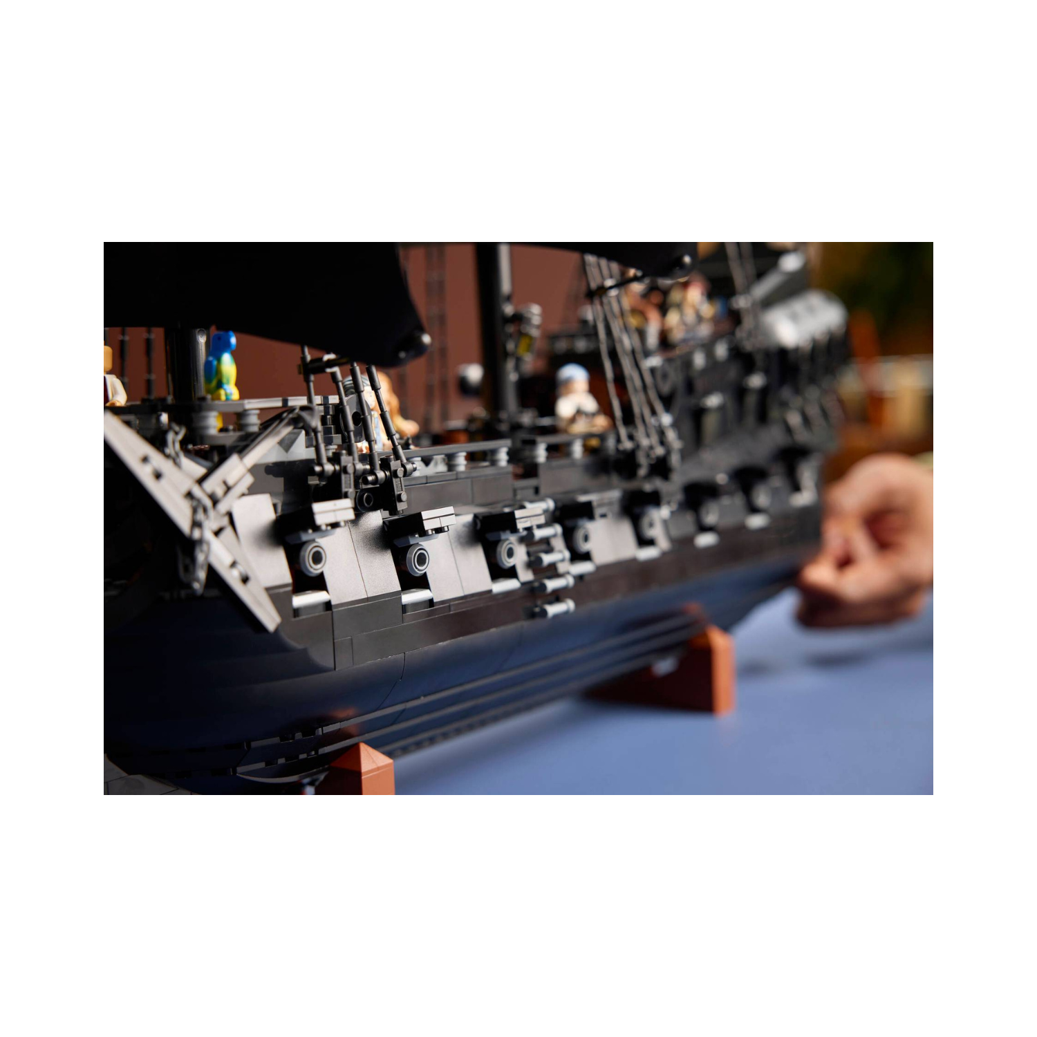 LEGO Icons Captain Jack Sparrow's Pirate Ship 10365-8