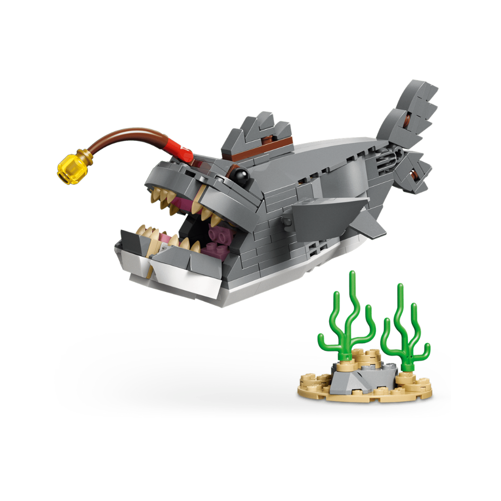 LEGO Creator 3-in-1 Fierce Shark with a Treasure Chest 31381